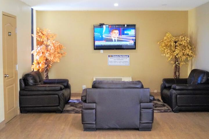 Lounge 30 of 32