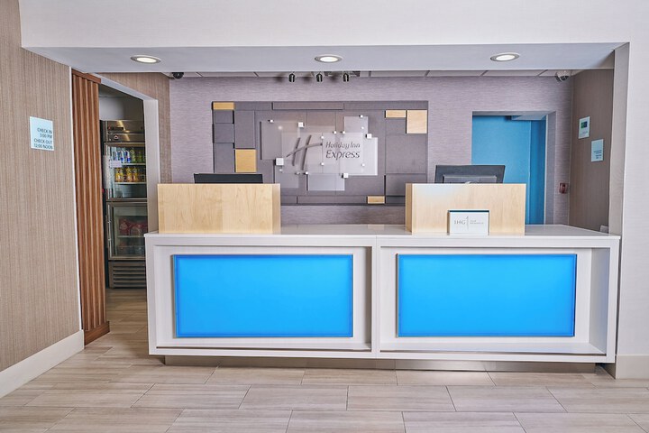 Holiday Inn Express Charleston-Civic Center by IHG