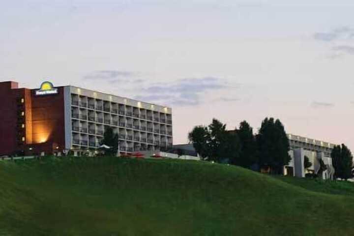 Days Inn & Suites by Wyndham Sutton Flatwoods