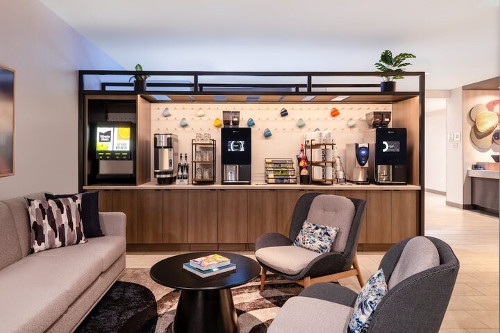 Lounge 75 of 84