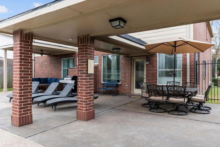 Upscale 4BR Cypress Home w Pool Hot Tub, Theater, Sleeps 20