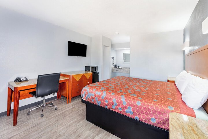 Room 25 of 29