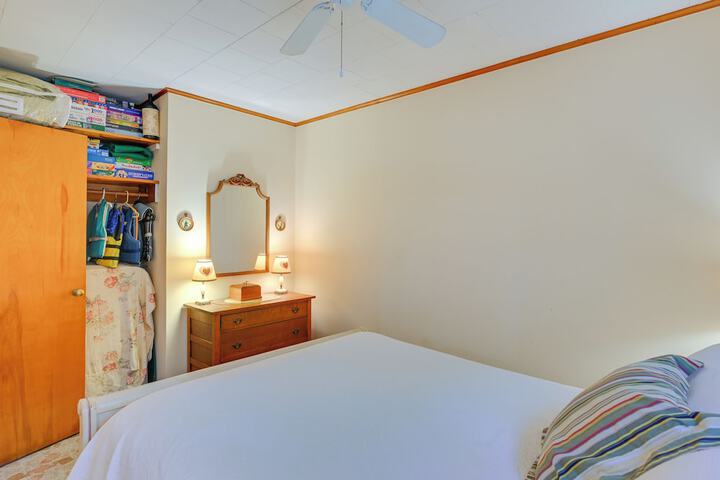 Walk to Beach: Long Island Wine Country Home!