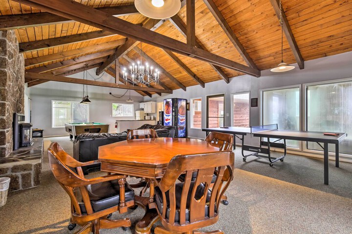 Lincoln Beach Condo w / Balcony + Ocean Views!