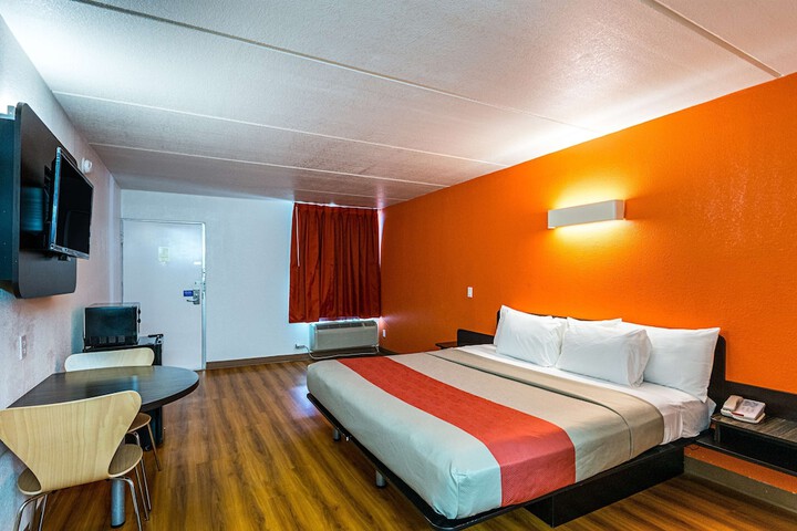 Motel 6 Cleveland TX