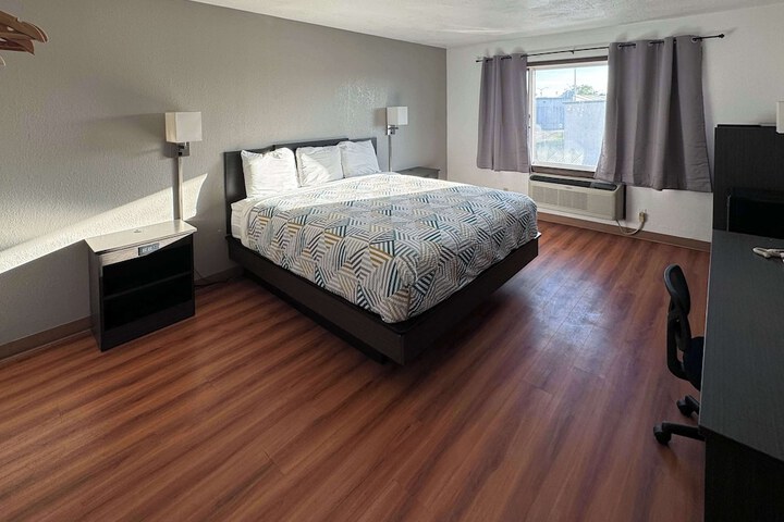 Room 8 of 28