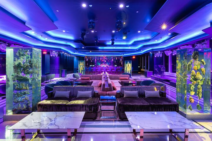 Lounge 110 of 129