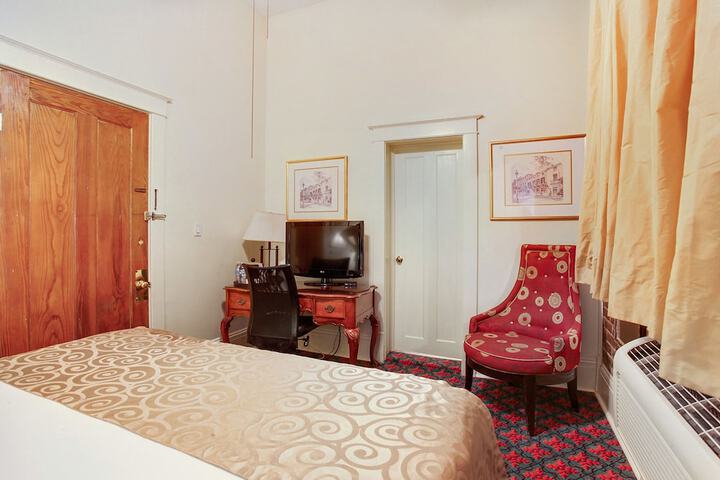 Room 11 of 25