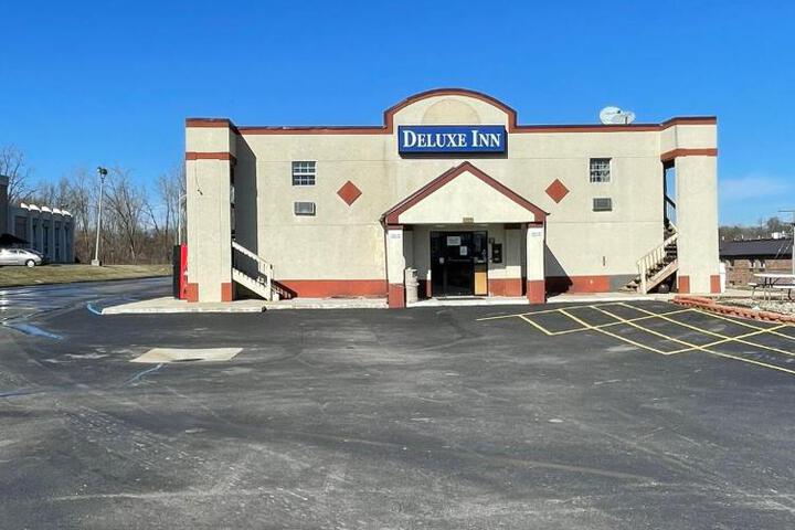 DELUXE INN