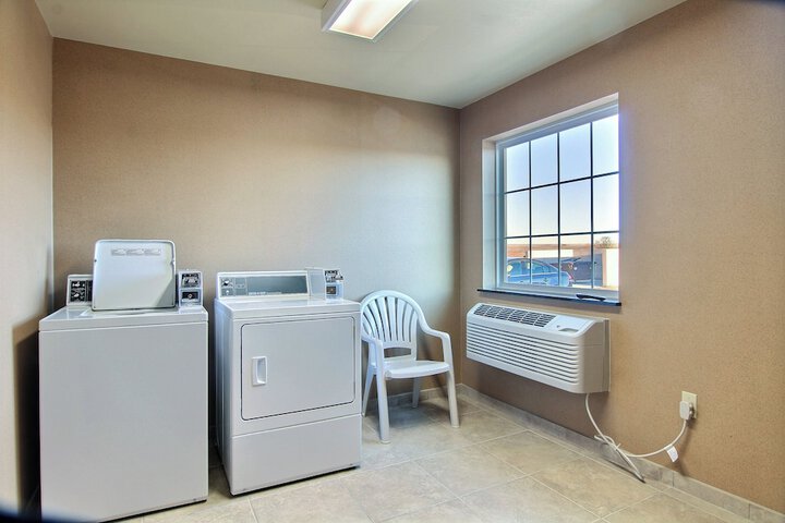 Cobblestone Hotel & Suites – Devils Lake