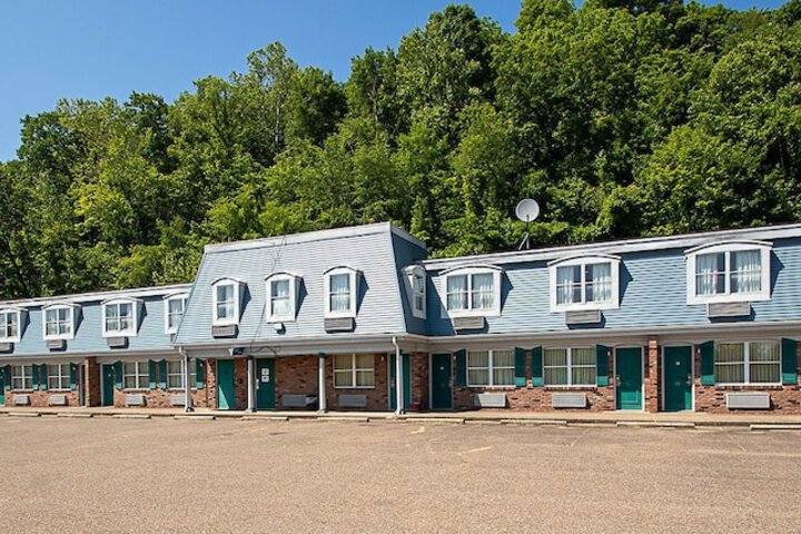 Country Squire Inn & Suites