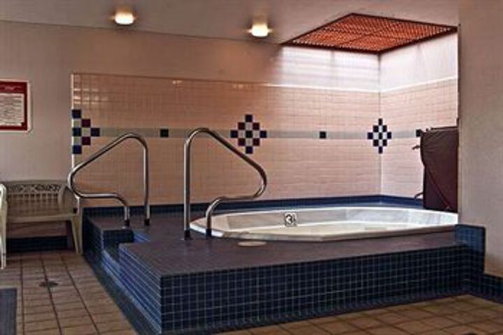 Rodeway Inn & Suites