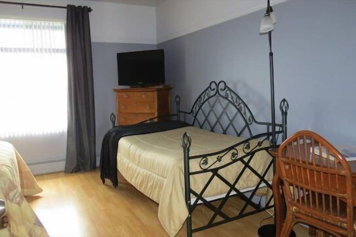 Room 33 of 47