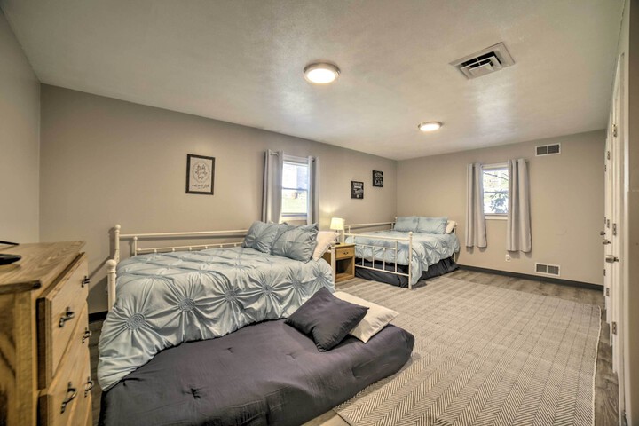 Near Mines & Meadows: Spacious Home w / Game Room