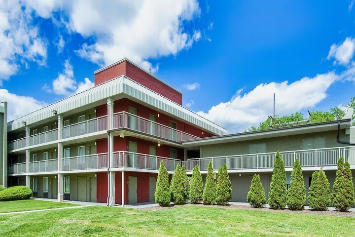Days Inn & Suites by Wyndham Johnson City