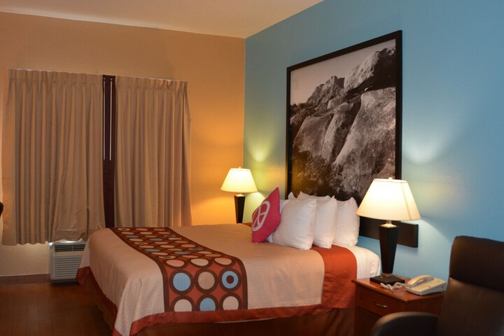 Super 8 by Wyndham Austin / Airport South