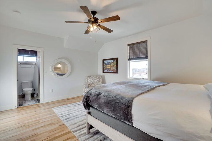 2 Mi to Town: Castle Rock Retreat w / Fireplace!