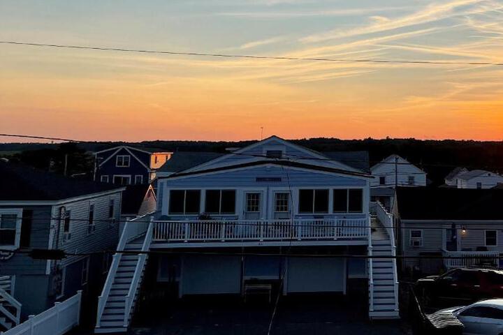 Oceanfront Penthouse with Family & Friends