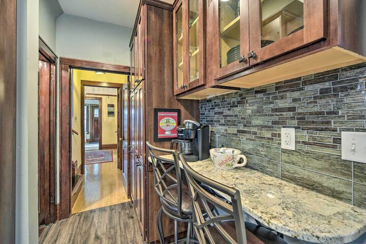 Elegant Superior Getaway 2 Mi to Downtown!