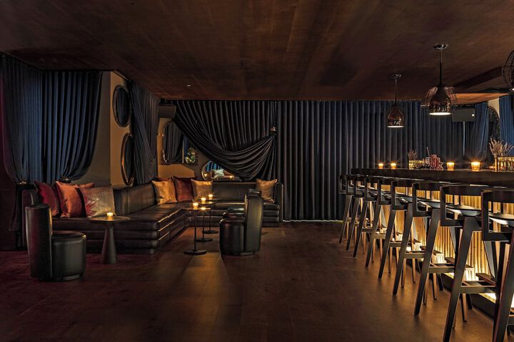 Lounge 43 of 57