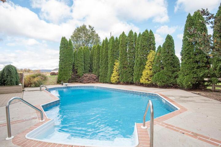 Cozy Cow Homestead with pool!