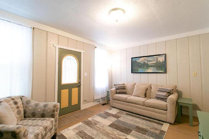 Downtown 2 Bedroom Cottage Sleeps 6, Walking Distance to Honeywell, Downtown Restaurants, Shopping