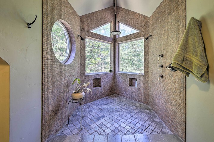 Incredible Lake Arrowhead Home w / Views & Decks!