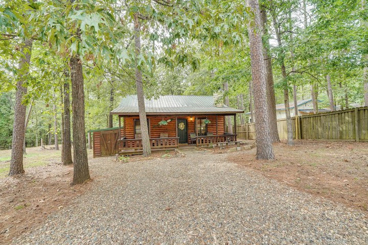 Hot Tub & Deck: Broken Bow azalea House'