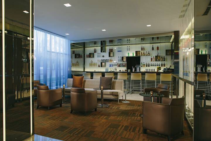 Lounge 24 of 27