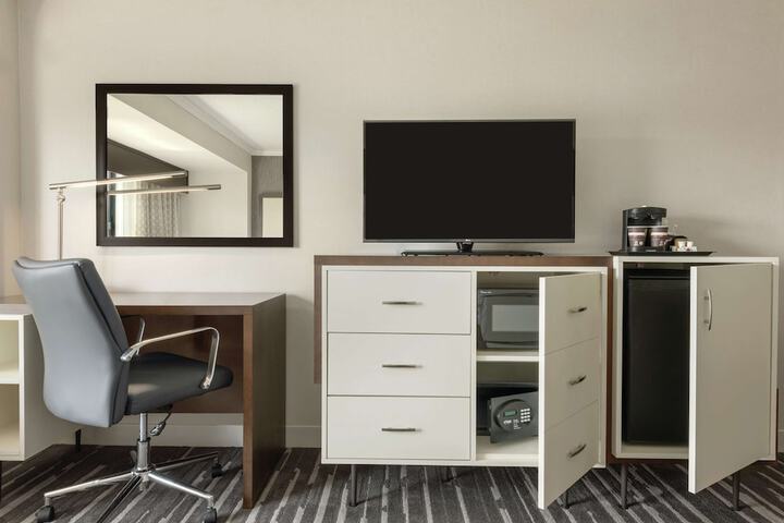 DoubleTree by Hilton Milwaukee - Brookfield