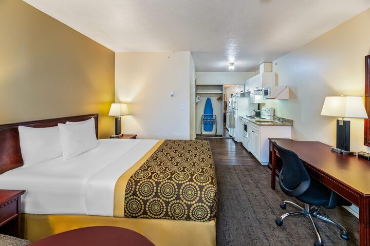 Econo Lodge Inn & Suites