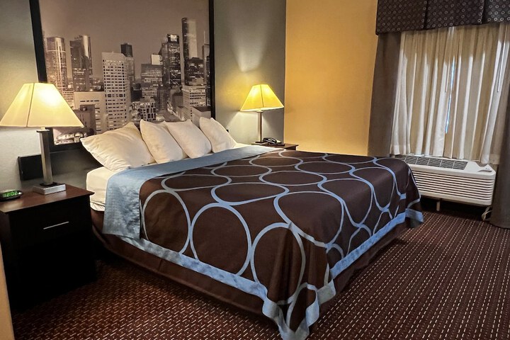 Super 8 by Wyndham Center