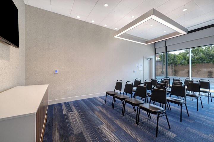 Holiday Inn Express & Suites Glendale Downtown by IHG