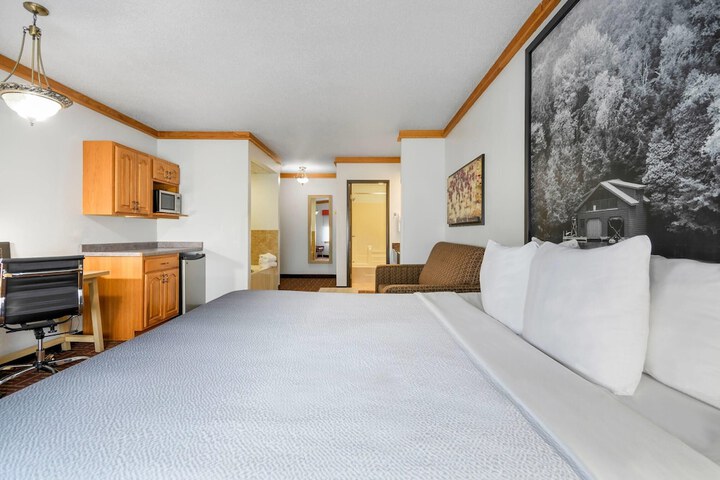 Super 8 by Wyndham Eveleth