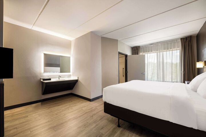 Room 43 of 66