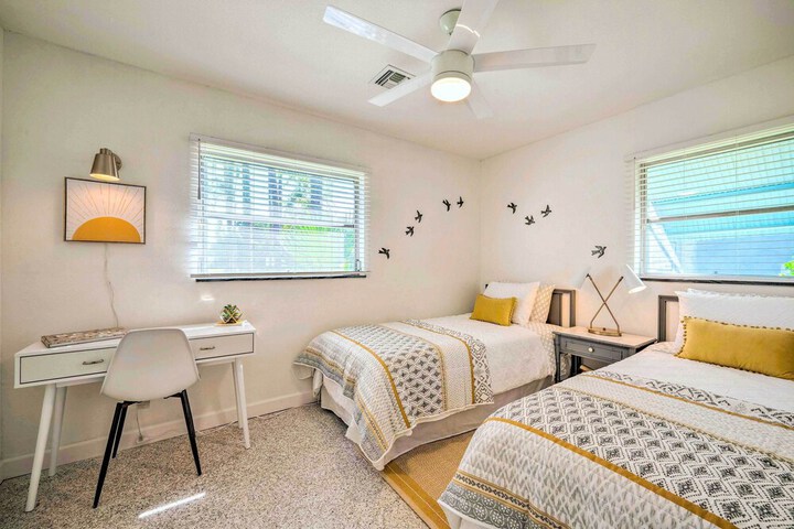 Waterfront Lake Dora Escape w / Private Dock & Slip