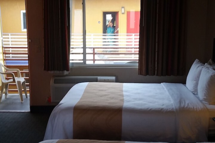 Room 27 of 76