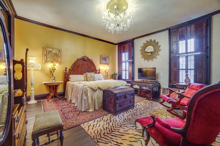 Vintage Apartment in Historic Downtown La Porte
