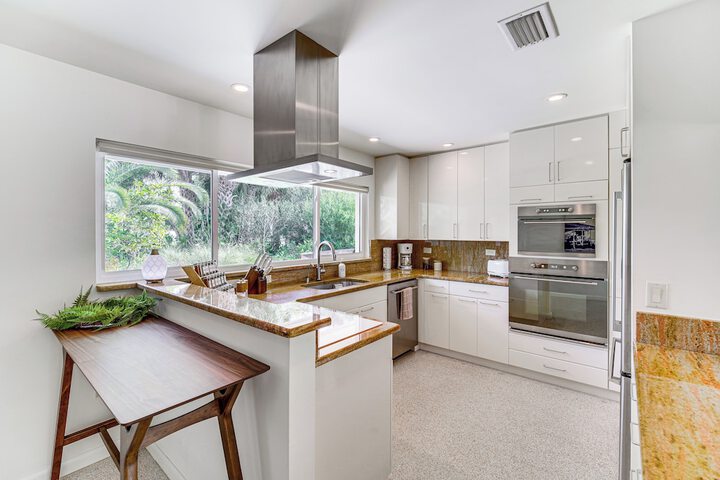 Private Oasis w / Pool: Walk to Melbourne Beach!