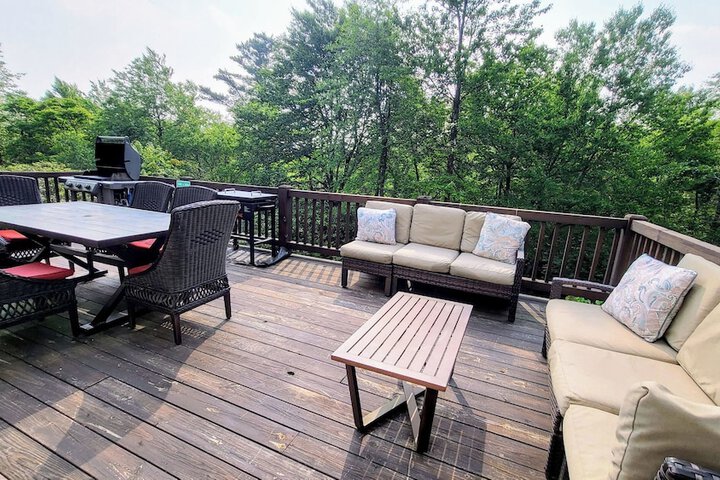 The Nest at Pinecrest by Avantstay Spacious Deck Game Room, Fire Pit