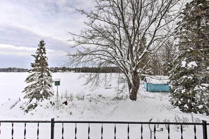 Phillips Cabin w / Lake Views & Private Dock!