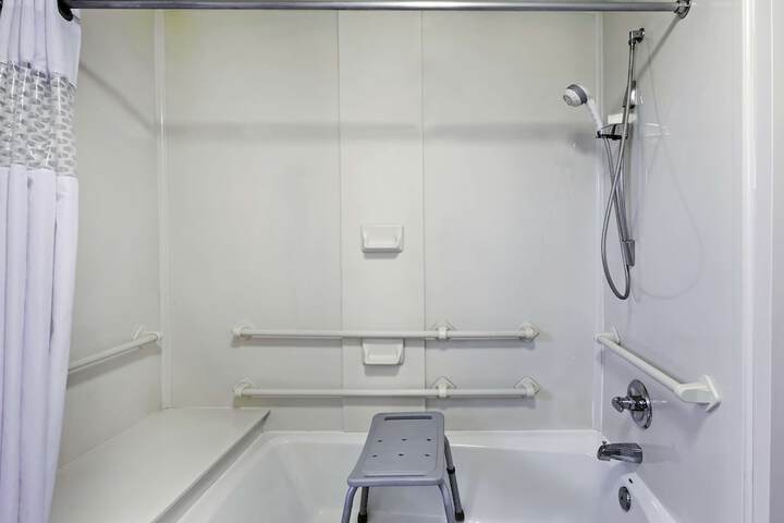 Room 9 of 32