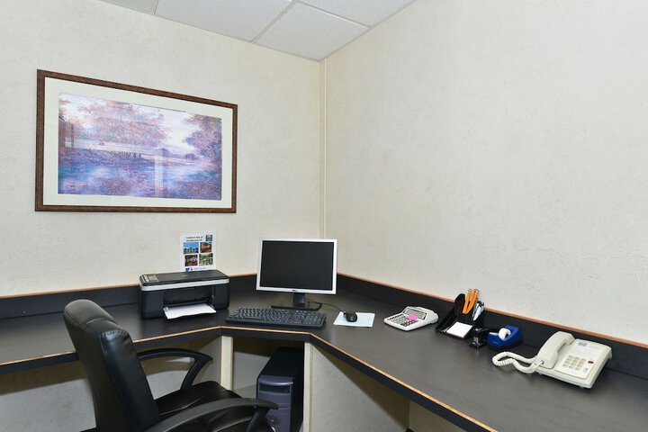 Business Center 34 of 38