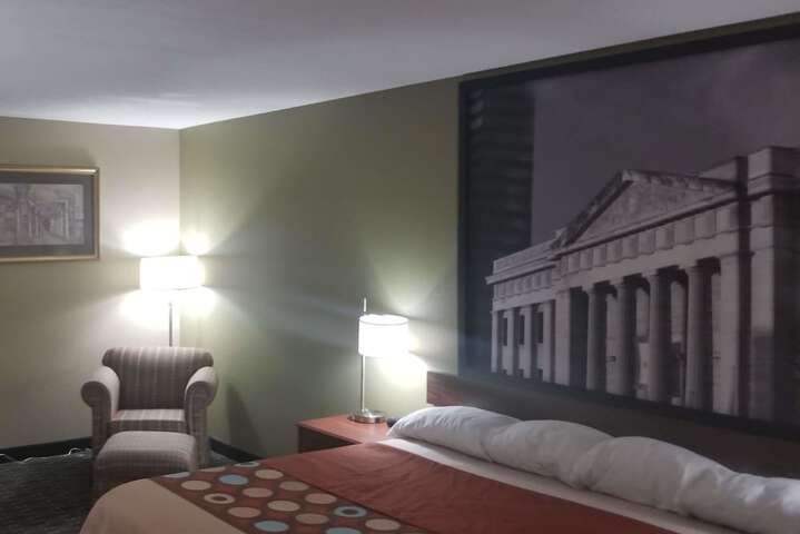 Super 8 by Wyndham Bellefontaine
