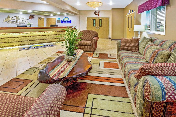 Days Inn & Suites by Wyndham Gresham