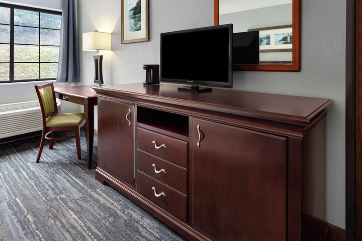 Room 52 of 76