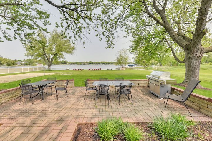 Pistakee Lake Estate w / Boat Dock & Hot Tub!