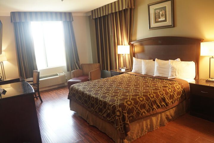Harbor Inn & Suites