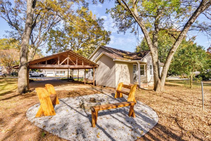 Tranquil Travelers Rest Home w / Fire Pit!