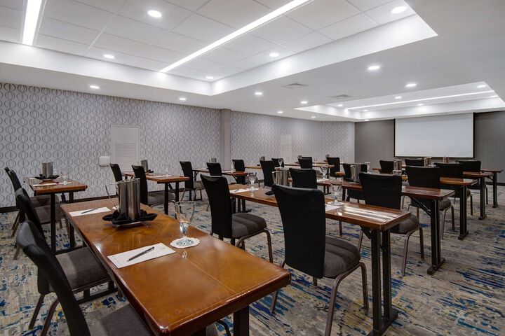 Embassy Suites by Hilton Detroit Metro Airport